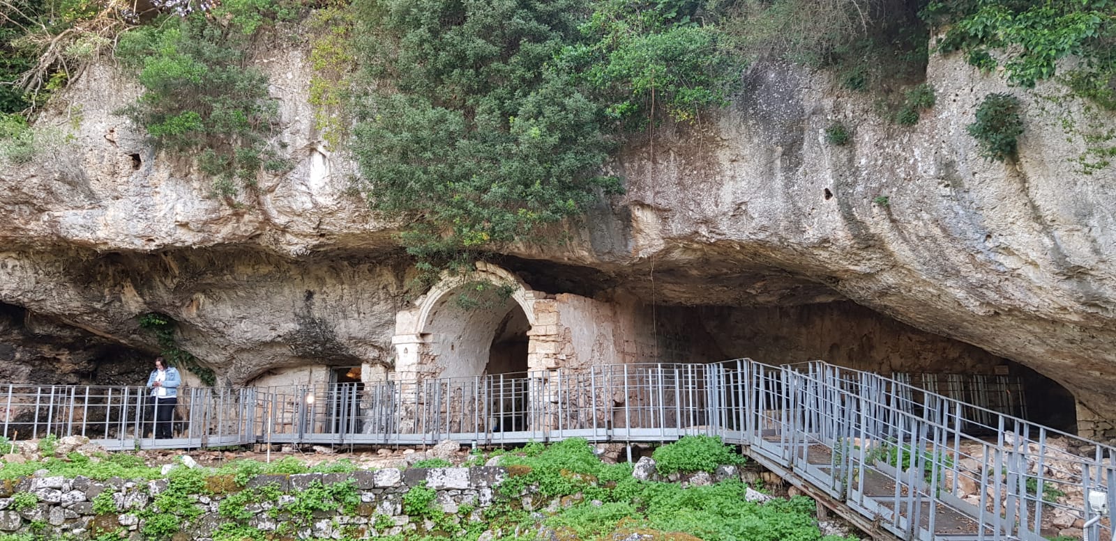 Foto 5 -  Esterno della Grotta